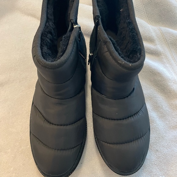 UGGS! - Picture 7 of 7